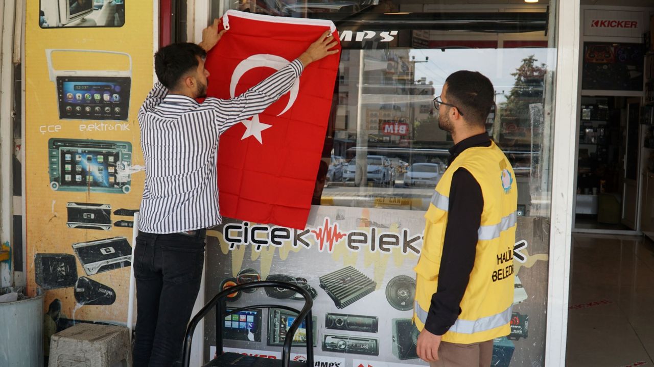 Şanlıurfa'da Haliliye Belediyesi Cumhuriyet Bayramı Dolayısıyla Bayrak Dağıttı