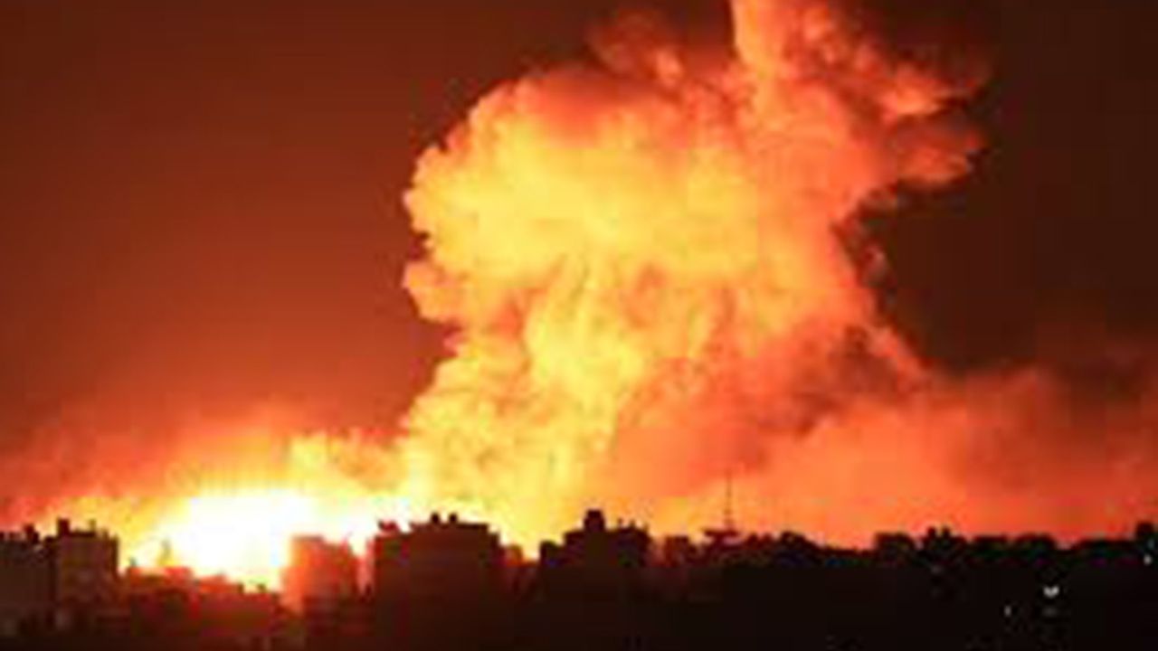 Gazze Şeridi'ne Süren Yoğun Hava Saldırıları Yıkıma Neden Oluyor