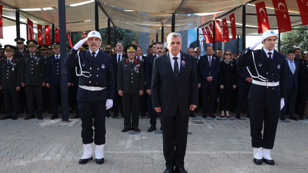 Urfa'da 10 Kasım Törenleri Şehitlikte Başladı