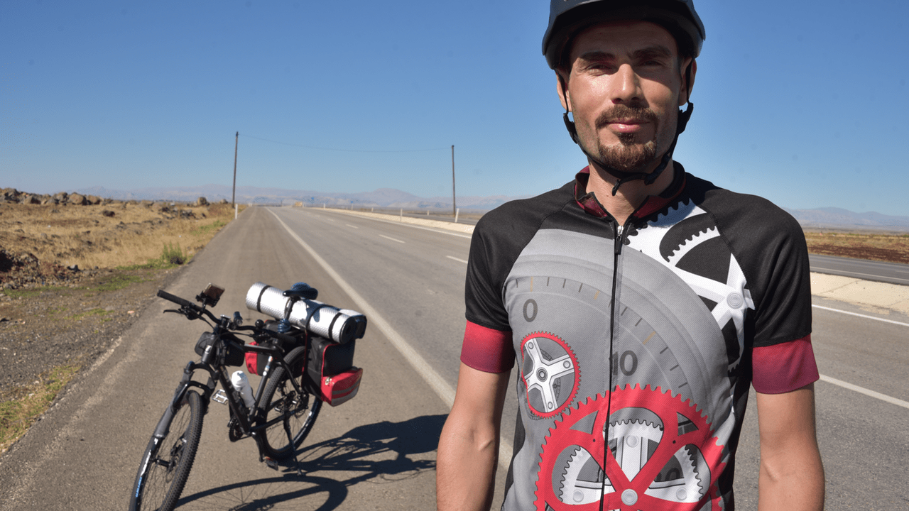 Antalyalı Bisikletçi, Depremde Hayatını Kaybeden Sporcular Anısına Şanlıurfa'ya Pedal Çevirdi