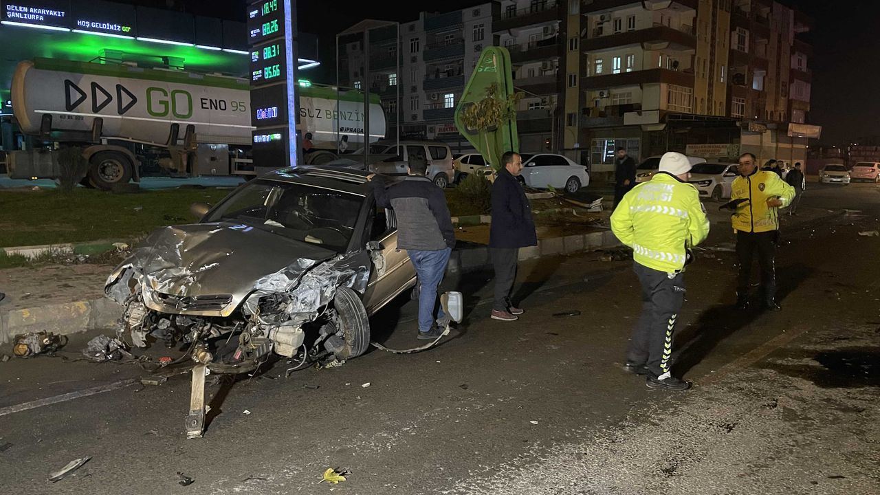 Şanlıurfa'da Otomobil ile Ticari Araç Çarpıştı: 2 Yaralı