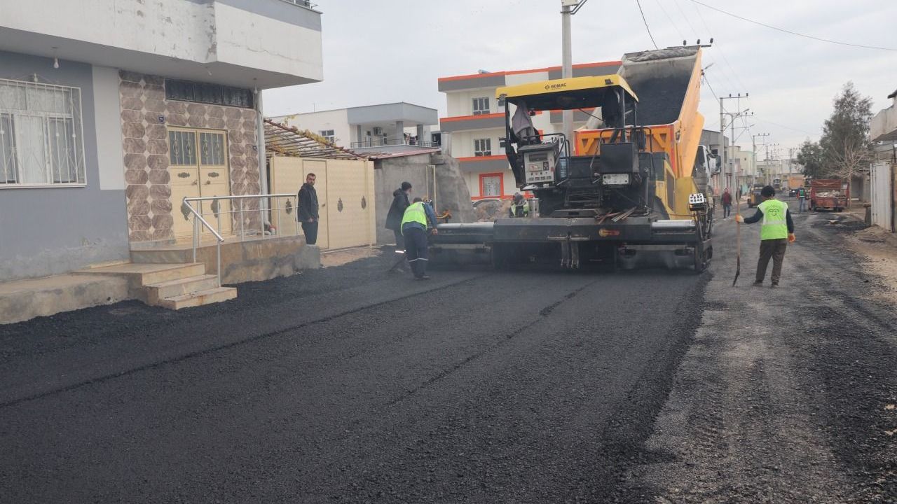 Viranşehir’de Yollar Sıcak Asfaltla Yenileniyor