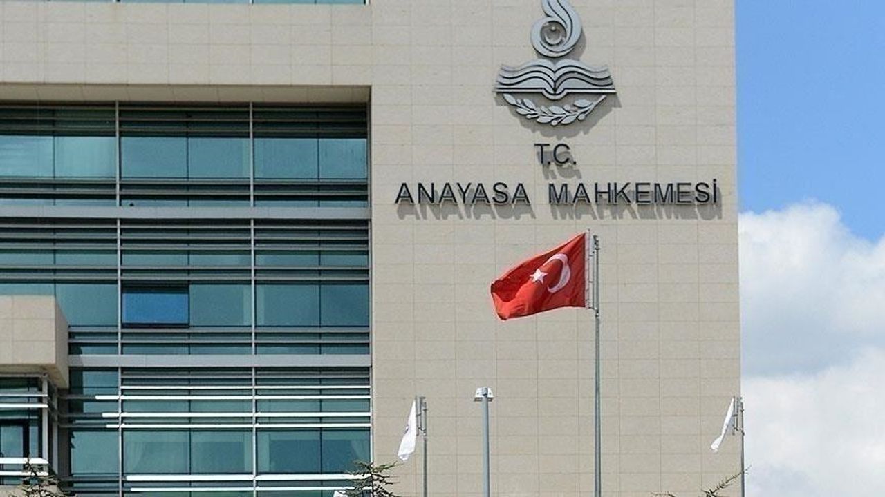 Anayasa Mahkemesinden HDP üyelerine izinsiz afiş açıklaması