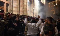 Ermeni Protestocular Rus Büyükelçiliği Önünde Eylemde: Erivan'da Çatışma, Çok Sayıda Yaralı var!