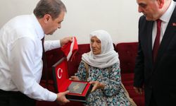 Vali Şıldak, Cumhuriyet'in 100. Yılını Kutlamak İçin 100 Yaşındaki Fadile Çetin'i Ziyaret Etti