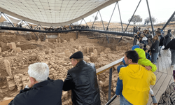 Göbeklitepe, Ara Tatilde Ziyaretçi Akınına Uğruyor: Günde 5 Bin Kişi Tarihin Sıfır Noktasını Keşfetmeye Geliyor