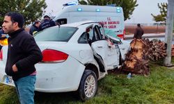 Şanlıurfa’da Otomobil Refüje Çıktı, 4 Yaralı