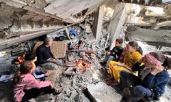 Gazze'de Yıkılan Evlerin Enkazında Hayata Tutunan Gazzeliler