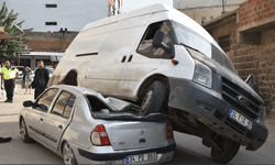 Siverek'te Kontrolden Çıkan Minibüs Park Edilen Otomobilin Üzerine Çıktı!