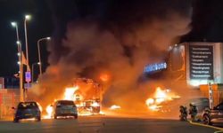 Hollanda'da Şiddet Olayları Yükseliyor: Araçlar Alev Alev!