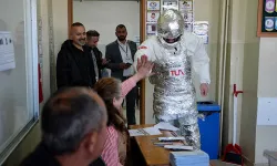 Astronot Kostümüyle Oy Kullandı