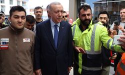 Cumhurbaşkanı Erdoğan, Üsküdar'da Akaryakıt İstasyonu Çalışanlarını Ziyaret Etti