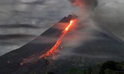 Endonezya'daki Ibu yanardağı patladı