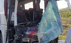 Yolcu Otobüsü ile Kamyonet Çarpıştı, 17 Yaralı