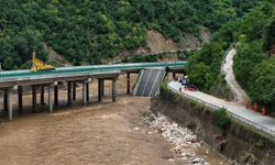 Çin'de şiddetli yağışların yol açtığı sel sonucu köprü çöktü: 12 ölü, 31 kayıp