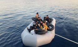 İzmir açıklarında 27'si çocuk 105 düzensiz göçmen karaya çıkarıldı