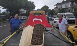 Tabuta fındık dolduran üretici, CHP'li Adıgüzel'in eylemine katıldı