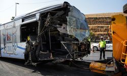 İstanbul Valiliğinden metrobüs kazası açıklaması: 1 ölü, 50 yaralı