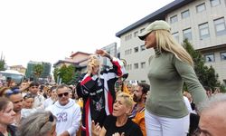 Gebze Belediyesi önünde, şarkıcı Hande Yener ve Seren Serengil'in de katıldığı protesto eylemi düzenlendi