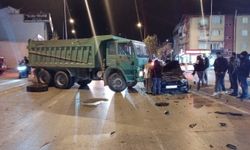 Bursa'da kamyon otomobili sürükledi: Bir yaralı