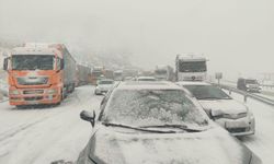 Erzincan’da yoğun kar yağışı nedeniyle Sakaltutan Geçidi'nde ulaşım durdu