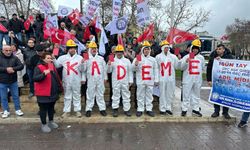 Kademeli emeklilik bekleyenler emekçilerden iktidara kırmızı kartlı protesto