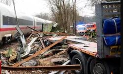 Hamburg’da hızlı tren (ICE) ile tır çarpıştı: 1 ölü, 25 yaralı