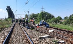 Romanya'da tren, otomobile çarptı: 4 ölü