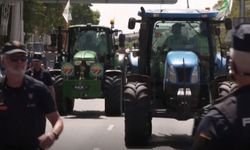 İspanya'da çiftçiler traktörlerle protesto düzenledi