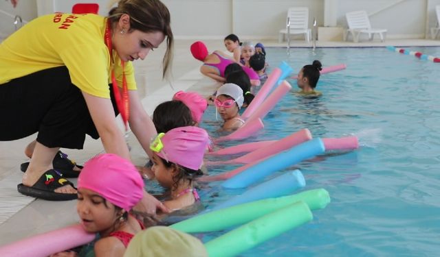 Çocuklar Viranşehir Belediyesi ile Yüzme Öğreniyor
