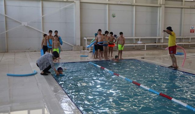 Viranşehir Belediyesi Yaz Spor Okulları, Çocuklara Yüzme Eğitimi Sunuyor