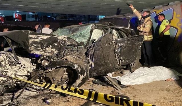 Köprü Duvarına Çarpan Otomobil Kazasında 4 Kişi Hayatını Kaybetti!