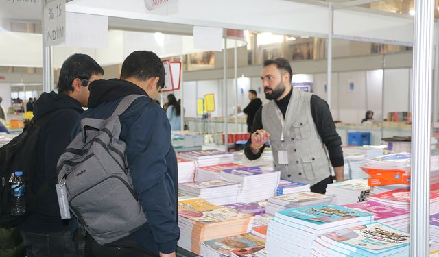 Şanlıurfa'da Kitap Fiyatları, Okuma İsteğini Sınırlıyor: Kitapçılar Maliyet Artışına Dikkat Çekiyor