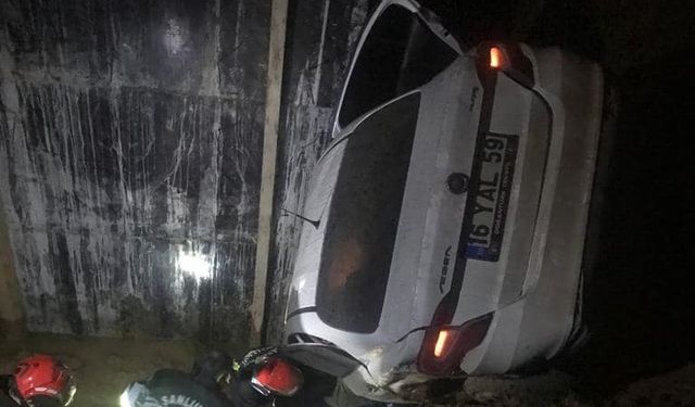 Urfa’da otomobil inşaat çukuruna düştü