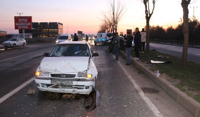 Şanlıurfa'da Korkutan Kaza: İki Otomobil Çarpıştı, 3 Yaralı