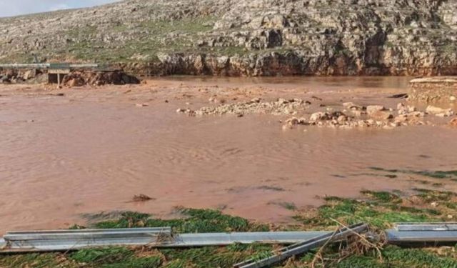 Şanlıurfa'da Sağanak Yağışın Vurduğu Köprü Çöktü