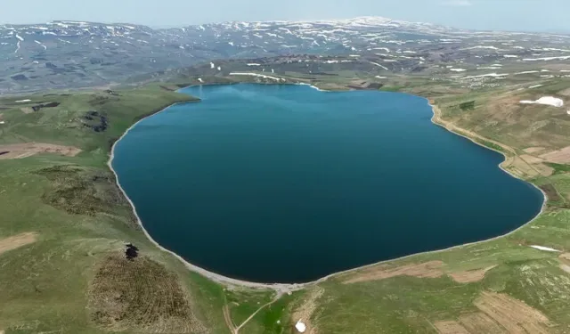 2 bin 300 Rakımdaki Aygır Gölü'nde Buzlar Eriyor!