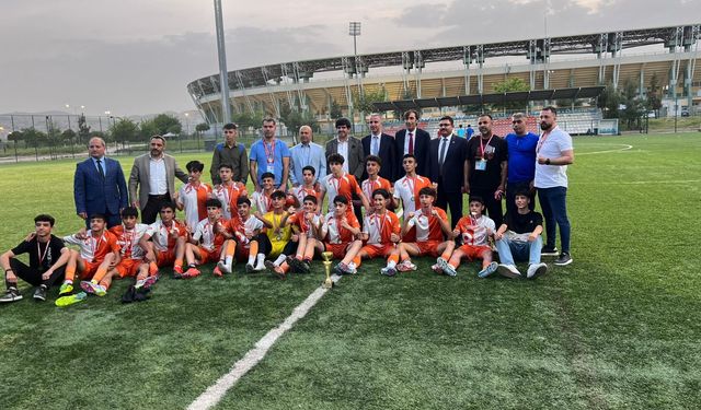 Şanlıurfa Büyükşehir Belediyespor U-15 Takımı, Şampiyonluk Sevincini Yaşadı!