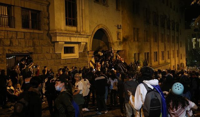 Gürcistan'da Göstericilere Polis Müdahalesi: Parlamento Önünde Gerginlik
