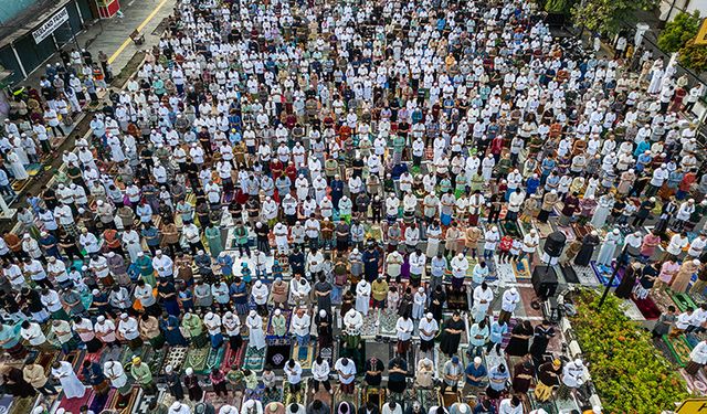 Endonezya'da Müslümanlar Bayram Namazı İçin Camileri Doldurdu