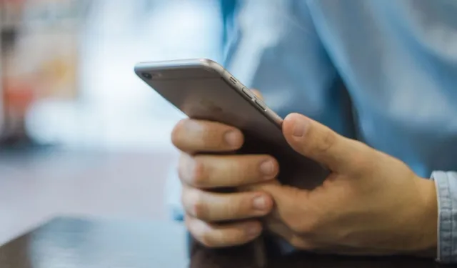 Cep Telefonlarının Aşırı Kullanımı Eklem ve Sinir Hasarına Yol Açıyor