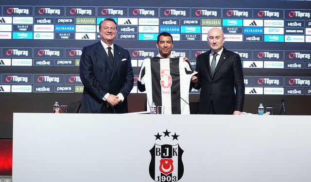 Beşiktaş, Giovanni van Bronckhorst İçin İmza Töreni Düzenledi