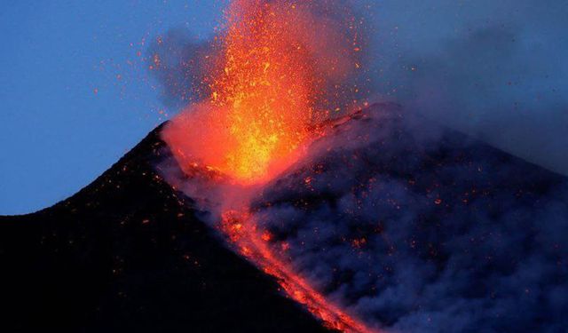 İtalya'da Etna Yanardağı yeniden lav püskürttü