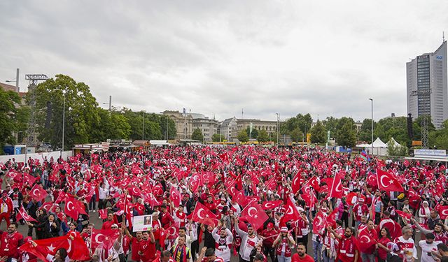 Avusturya-Türkiye Maçı Öncesinde Coşkulu Taraftar Yürüyüşü