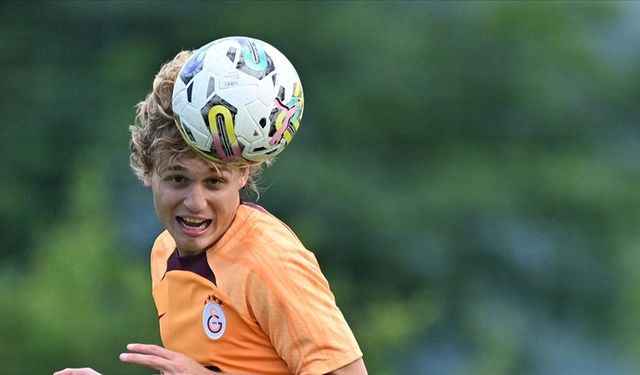 Galatasaray, 18 yaşındaki futbolcu Efe Akman ile profesyonel sözleşme imzaladı