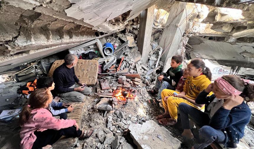 Gazze'de Yıkılan Evlerin Enkazında Hayata Tutunan Gazzeliler