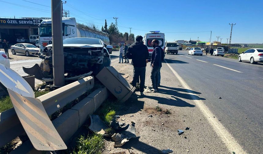Şanlıurfa'da Otomobilin Refüje Çarpması Sonucu 5 Kişi Yaralandı