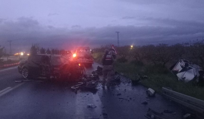 Şanlıurfa’da iki otomobil çarpıştı, 2’si ağır 3 kişi yaralandı